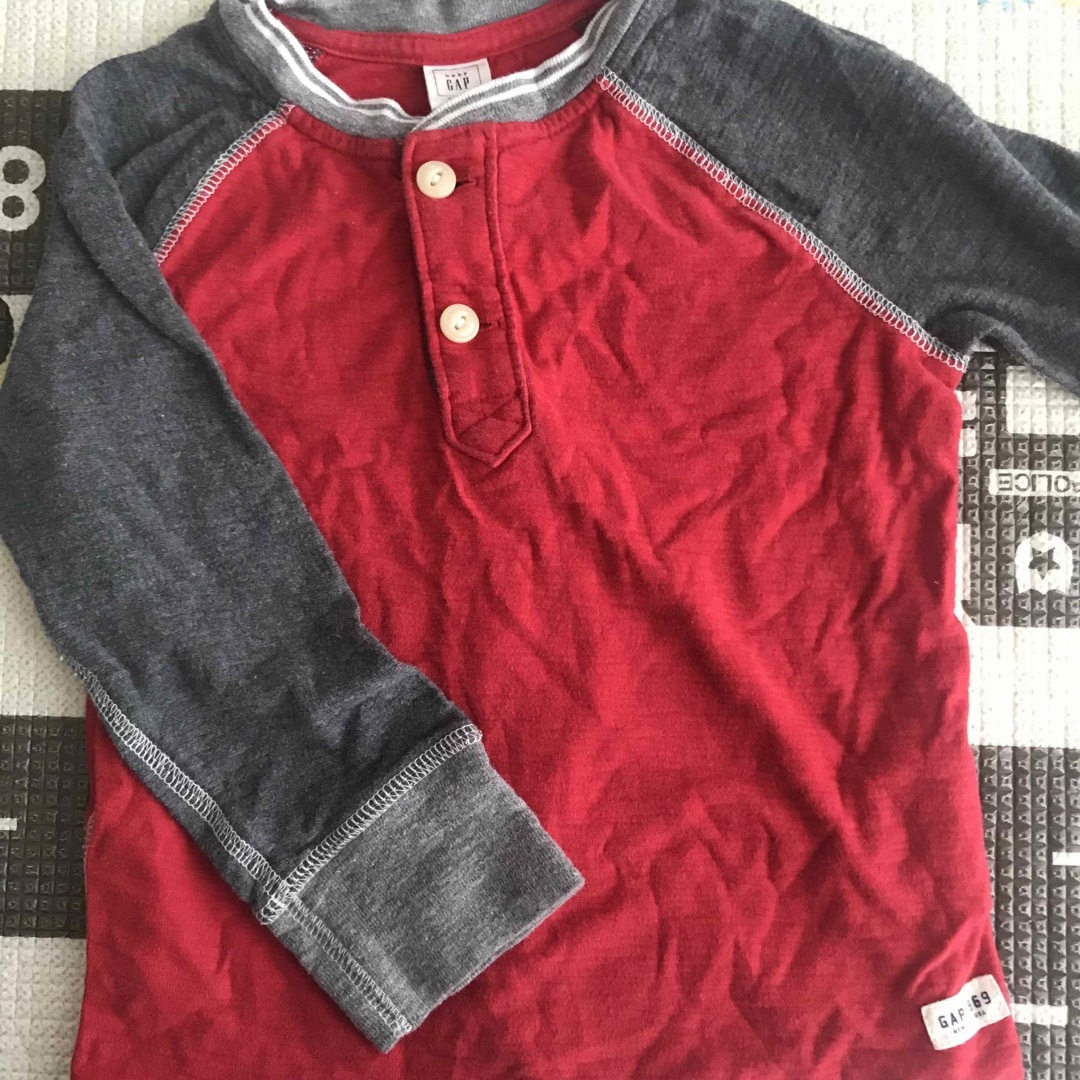 babyGAP(ベビーギャップ)の【2枚セット】GAP  長袖　ロンT  お揃い　バイカラー キッズ/ベビー/マタニティのキッズ服男の子用(90cm~)(Tシャツ/カットソー)の商品写真