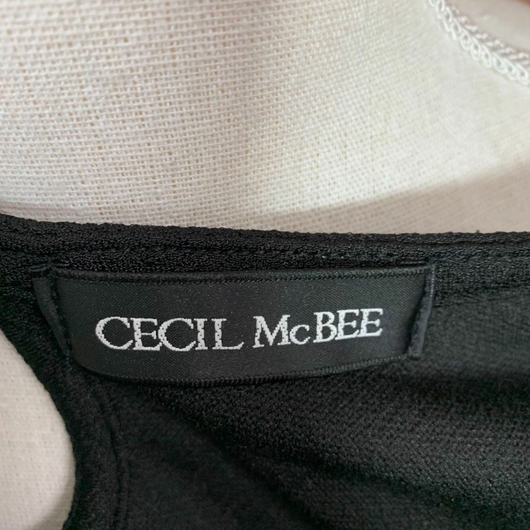 CECIL McBEE(セシルマクビー)のセシルマクビー ニット チュニック Mサイズ 黒 赤 半袖 レディースのトップス(チュニック)の商品写真