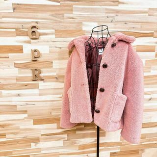 ザラ(ZARA)の【ザラ ウーマン】オーバーサイズ ボア ジャケット くるみボタン L ピンク(その他)