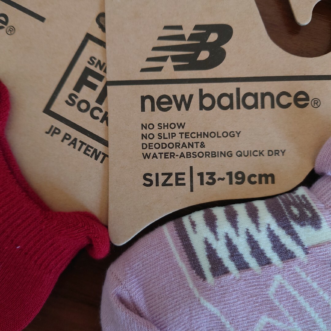 New Balance(ニューバランス)の【ニューバランス】靴下　赤　ピンク　2足セット★ キッズ/ベビー/マタニティのこども用ファッション小物(靴下/タイツ)の商品写真