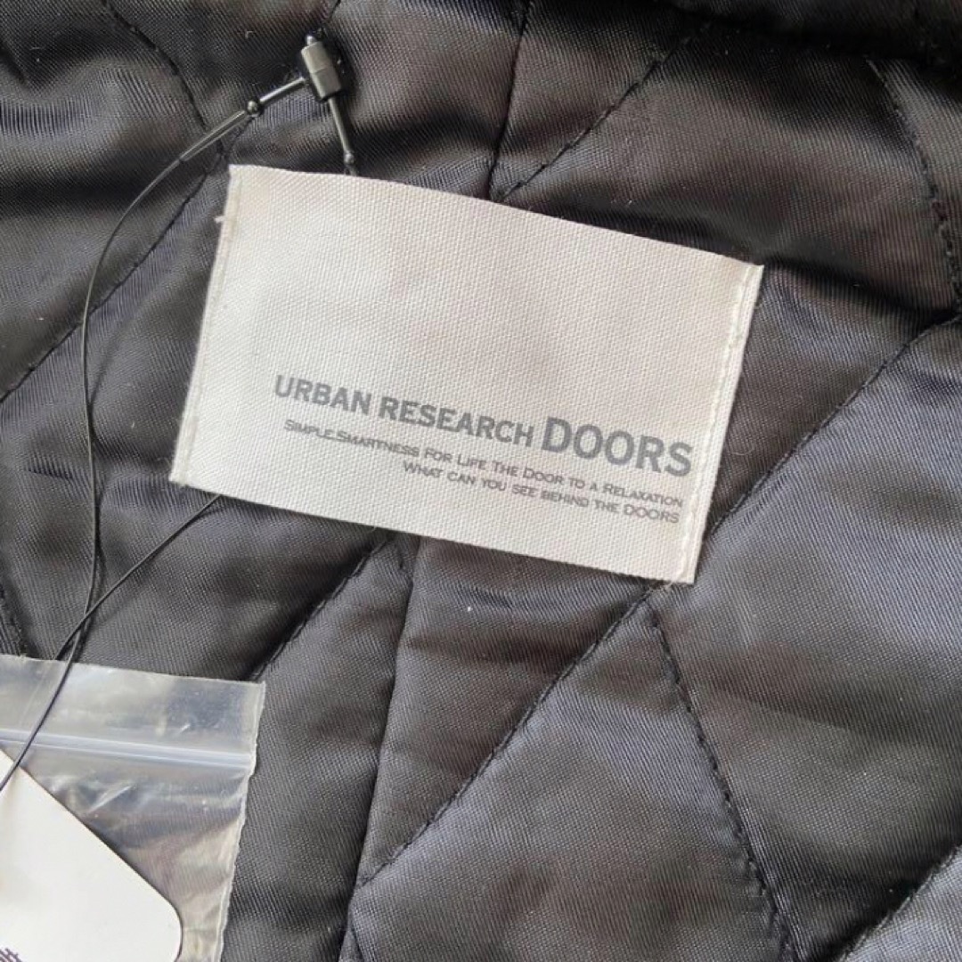 URBAN RESEARCH DOORS(アーバンリサーチドアーズ)の新品　URBAN RESEARCH DOORSアーバンリサーチドアーズ　コート黒 レディースのジャケット/アウター(ピーコート)の商品写真