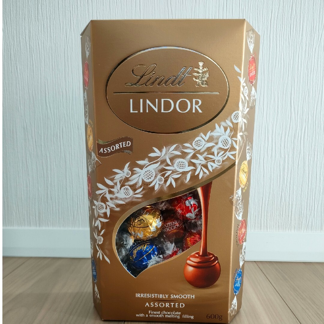 Lindt(リンツ)の【Happy様専用】リンツリンドールチョコレート ゴールド 計30個 食品/飲料/酒の食品(菓子/デザート)の商品写真