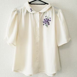 アンアナザーアンジェラス(an another angelus)のスミレ刺繍ブラウス(シャツ/ブラウス(半袖/袖なし))