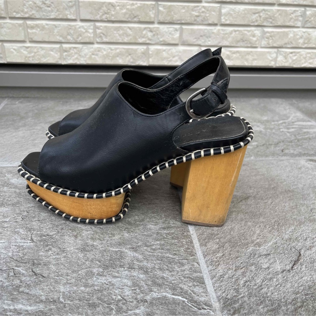 moussy(マウジー)のMOUSSY BUCKLE WOODEN SABOT ブラックS レディースの靴/シューズ(サンダル)の商品写真