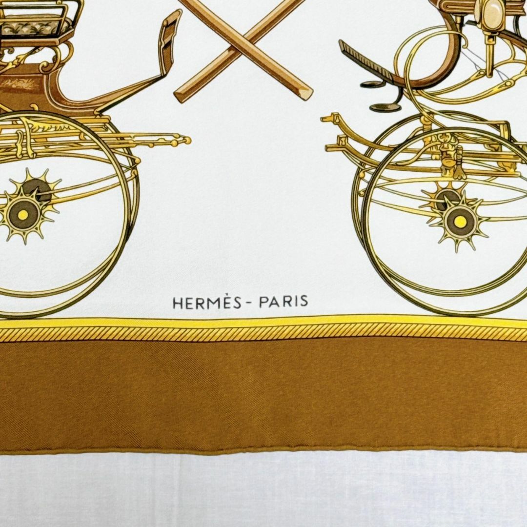 Hermes(エルメス)のエルメス/カレ90/折リタタミ式幌馬車/スカーフ/ホワイト/レディース/ブランド レディースのファッション小物(バンダナ/スカーフ)の商品写真