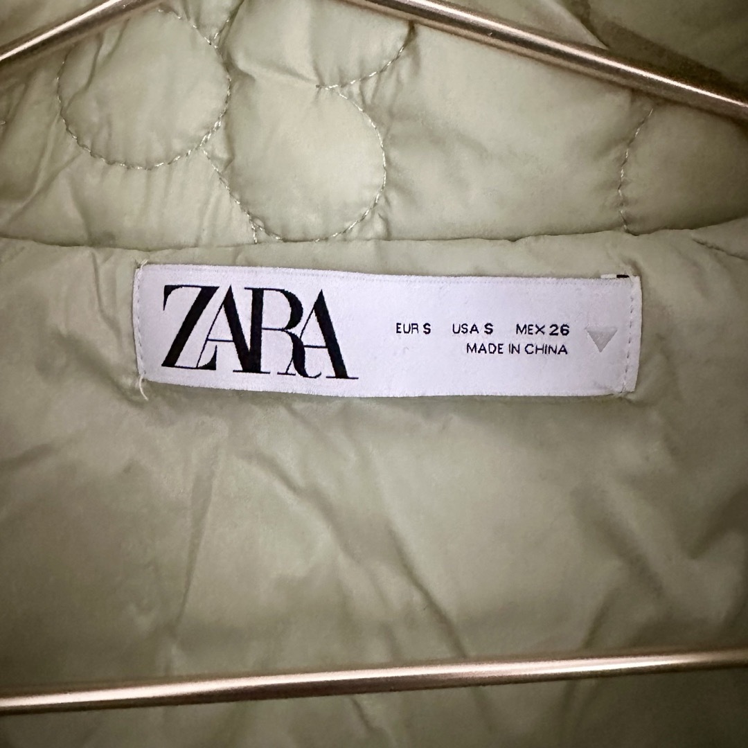 ZARA(ザラ)のSALE ZARA フラワー キルティング ジャケット グリーン 中綿 レディースのジャケット/アウター(ブルゾン)の商品写真