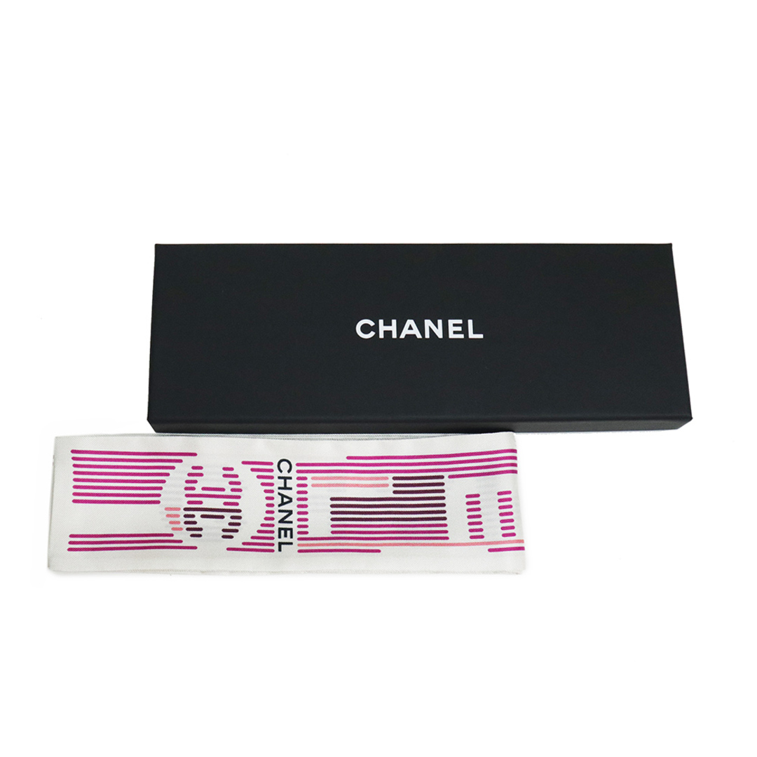 CHANEL(シャネル)のシャネル ココマーク リボン スカーフ ヘアバンド シルク100％ ホワイト ピンク 白 AA9368 箱付 CHANEL（新品・未使用品） レディースのファッション小物(バンダナ/スカーフ)の商品写真