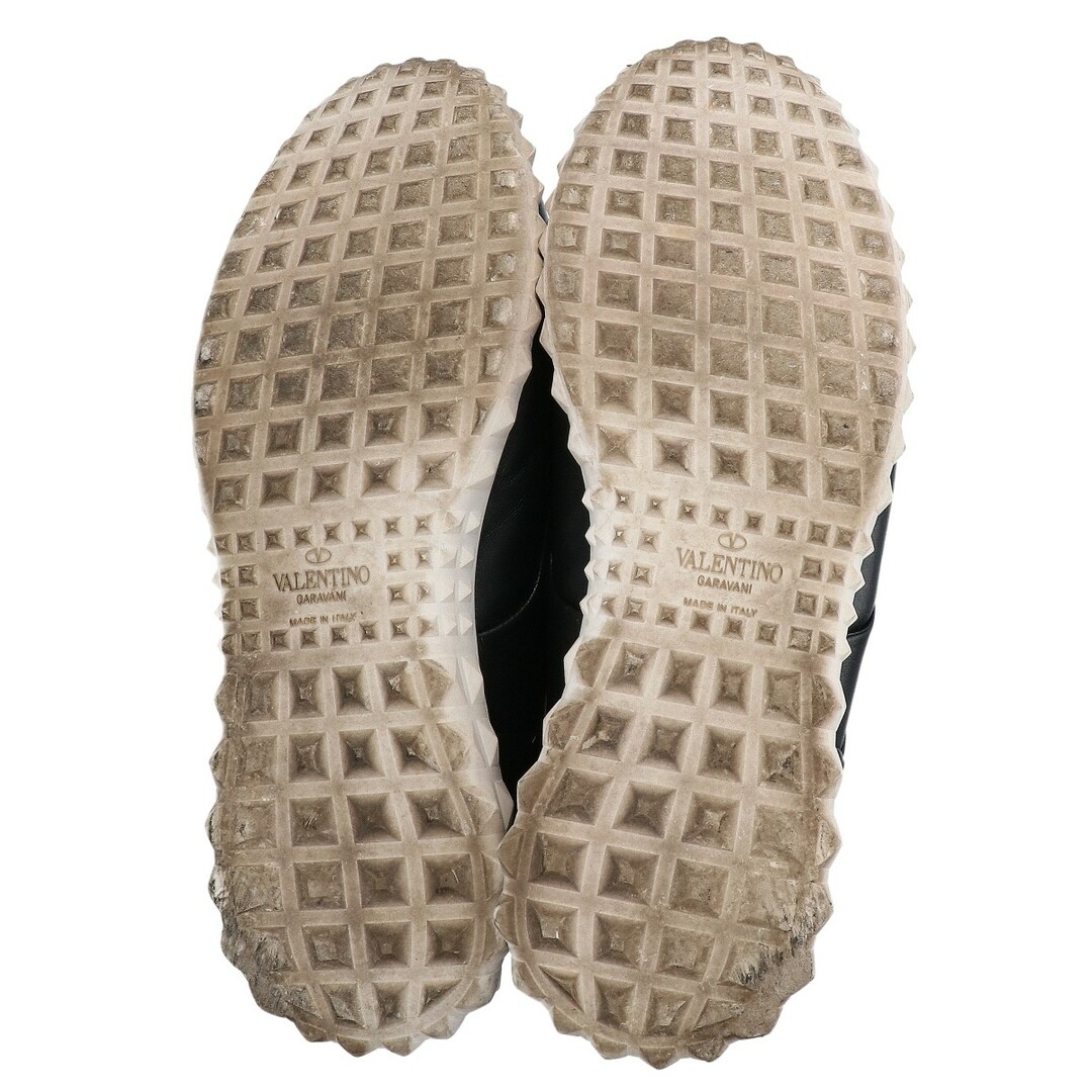valentino garavani(ヴァレンティノガラヴァーニ)のヴァレンチノ ガラバーニ ロックスタッズ ローカット スニーカー 42 メンズの靴/シューズ(スニーカー)の商品写真
