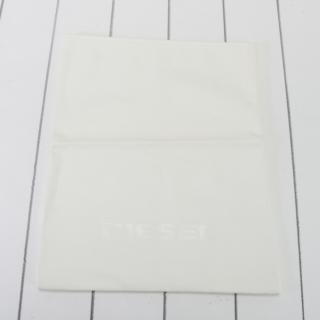 DIESEL(ディーゼル)のディーゼル エンボス ロゴ レザー 調 保存袋 ショッパー ホワイト A4 バッグ シューズ メンズ レディース EHM 1205-H77 メンズのバッグ(その他)の商品写真