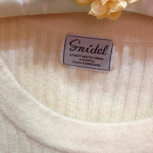 SNIDEL(スナイデル)のスナイデル白ニット レディースのトップス(ニット/セーター)の商品写真