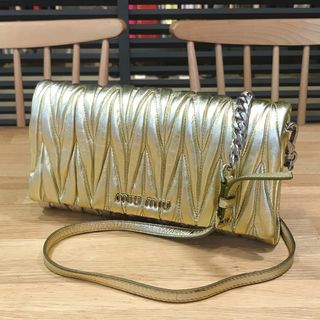 ミュウミュウ(miumiu)の超美品 ミュウミュウ マテラッセ 斜め掛けショルダーバッグ クラッチバッグ 金色(ショルダーバッグ)