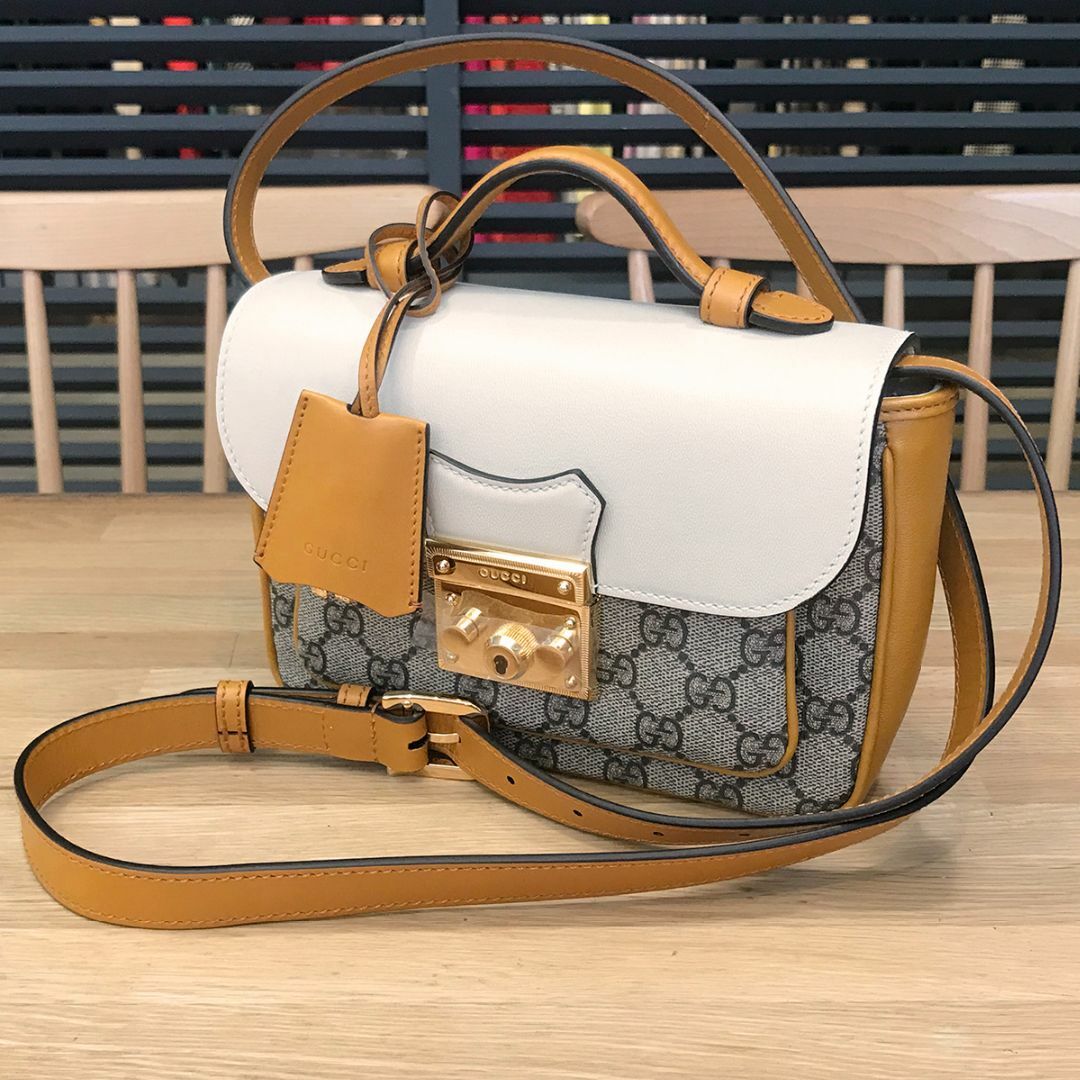 Gucci(グッチ)の新品同様 グッチ GGスプリーム パドロック ミニ 2WAY マスタードイエロー レディースのバッグ(ショルダーバッグ)の商品写真