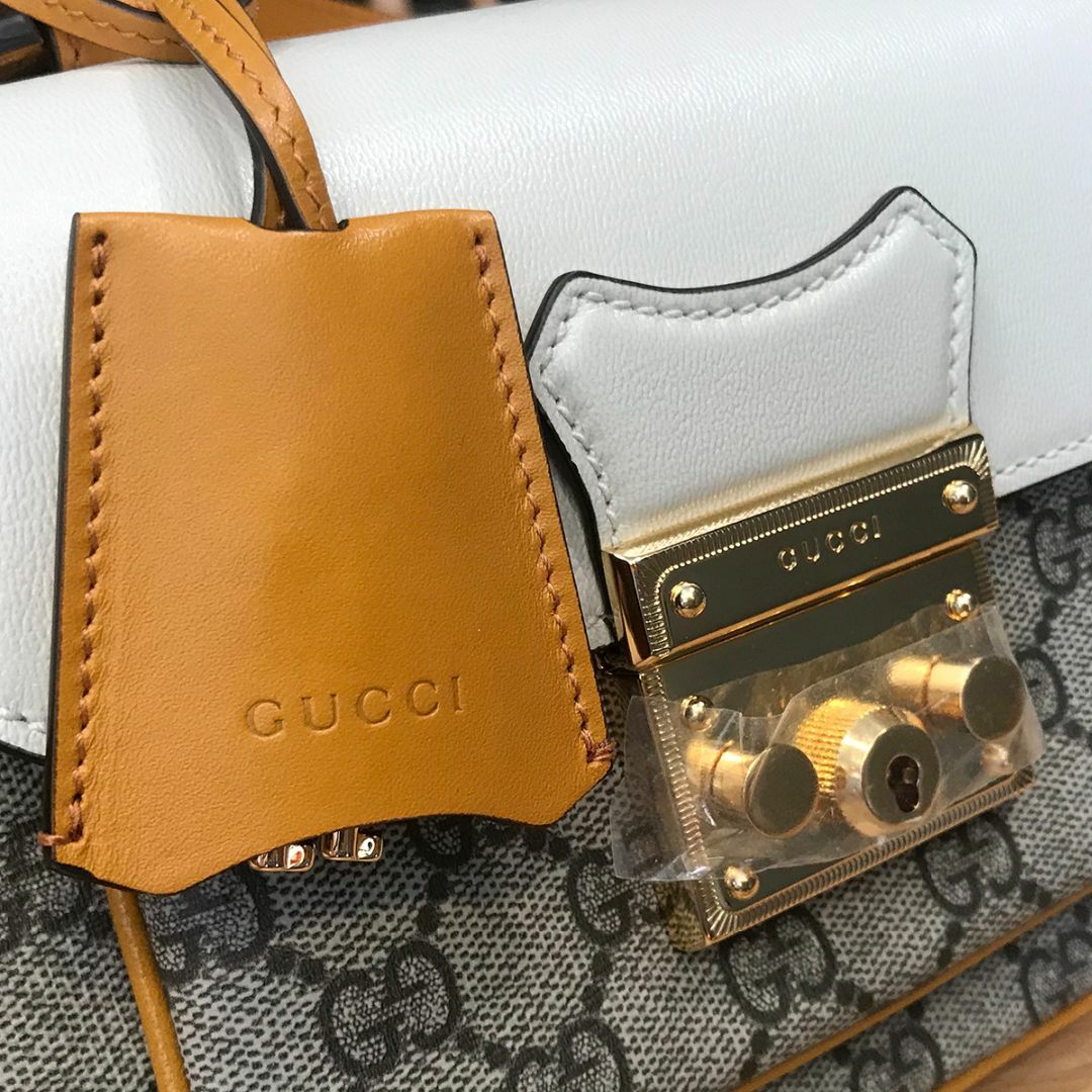 Gucci(グッチ)の新品同様 グッチ GGスプリーム パドロック ミニ 2WAY マスタードイエロー レディースのバッグ(ショルダーバッグ)の商品写真