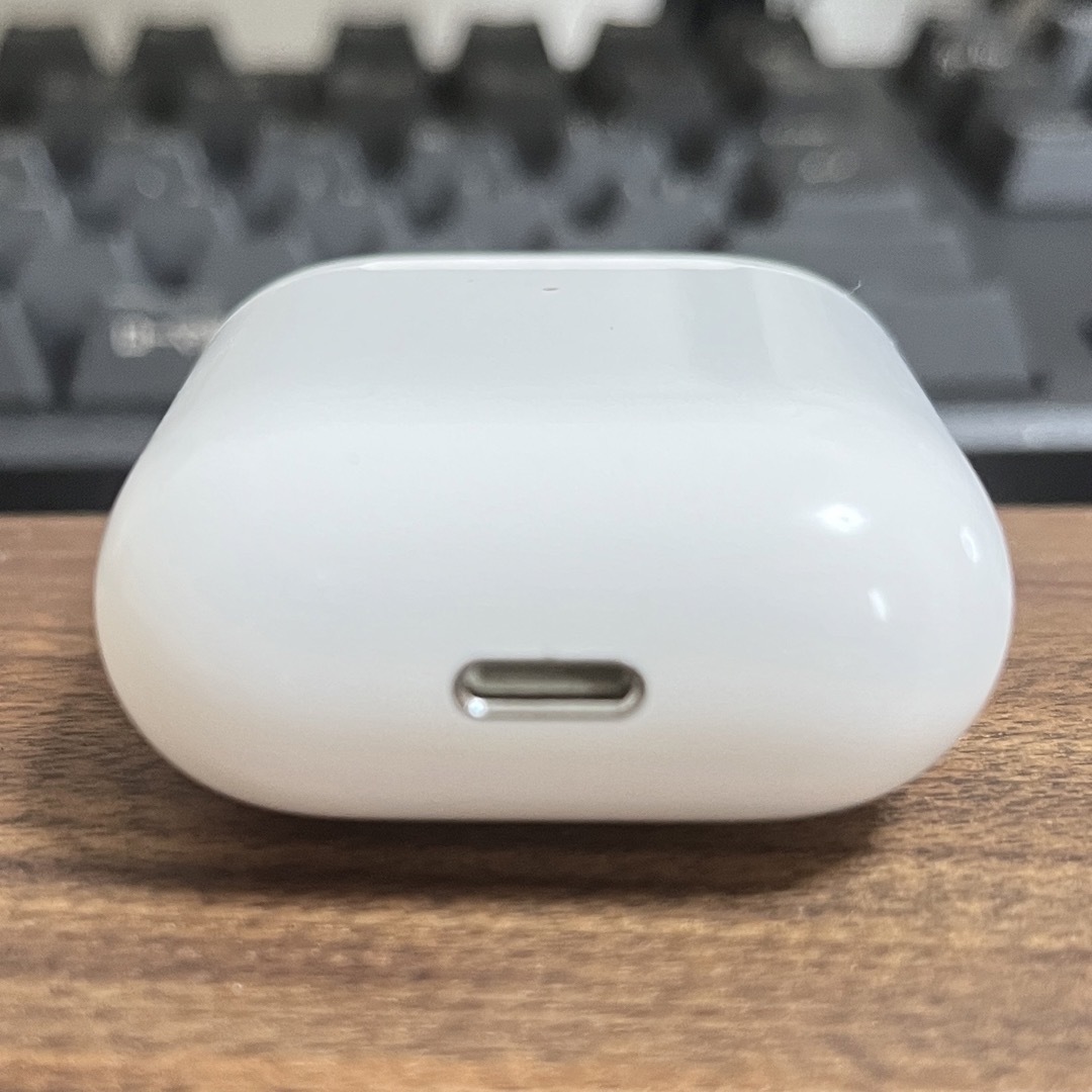 Apple(アップル)のAirPods （第2世代）純正（シリアル番号あり） スマホ/家電/カメラのオーディオ機器(ヘッドフォン/イヤフォン)の商品写真