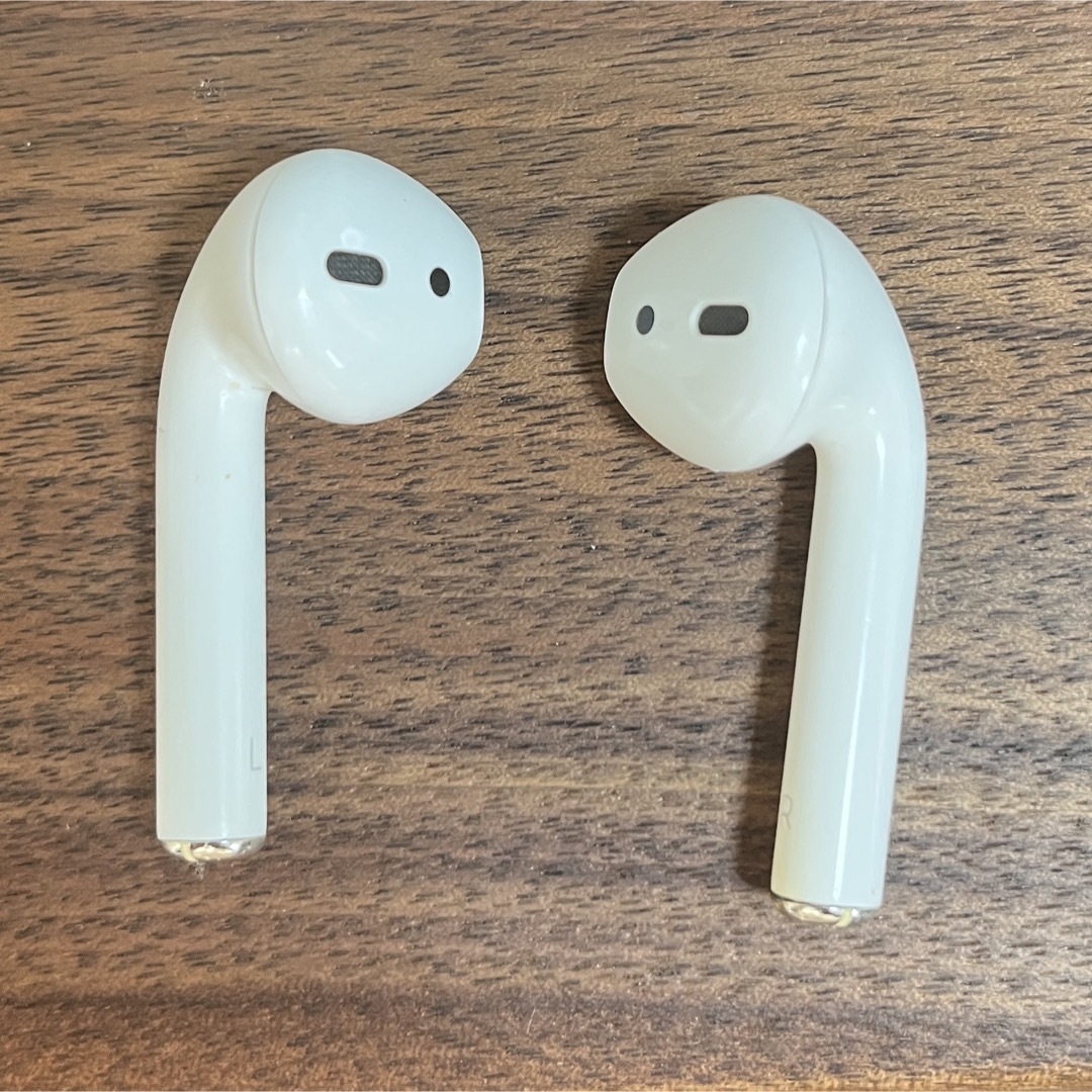 Apple(アップル)のAirPods （第2世代）純正（シリアル番号あり） スマホ/家電/カメラのオーディオ機器(ヘッドフォン/イヤフォン)の商品写真