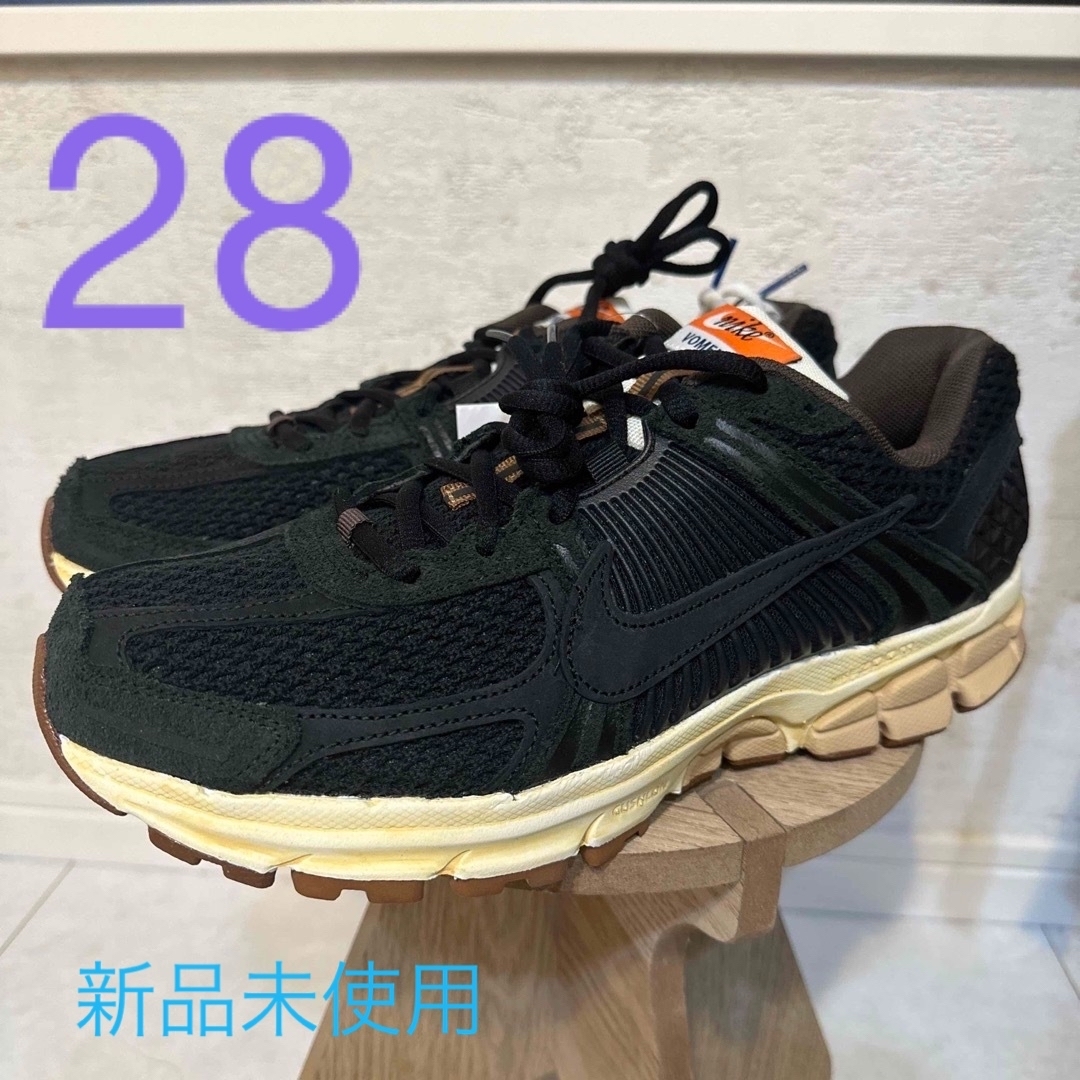 Nike WMNS Zoom Vomero 5 ナイキ　ボメロ