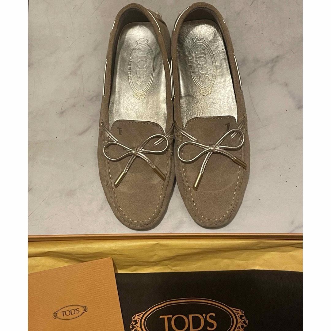 TOD'S(トッズ)の【TOD'S】 ローファー（スエード）ベージュ レディースの靴/シューズ(ローファー/革靴)の商品写真