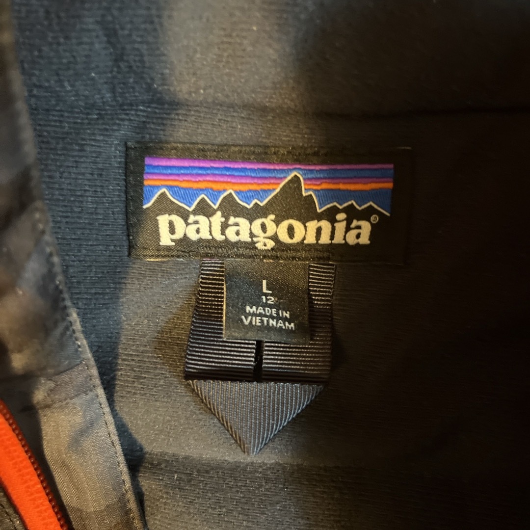 patagonia(パタゴニア)のジャケット【パタゴニア】　ボーイズ　L 12 ダウン　patagonia キッズ キッズ/ベビー/マタニティのキッズ服男の子用(90cm~)(ジャケット/上着)の商品写真