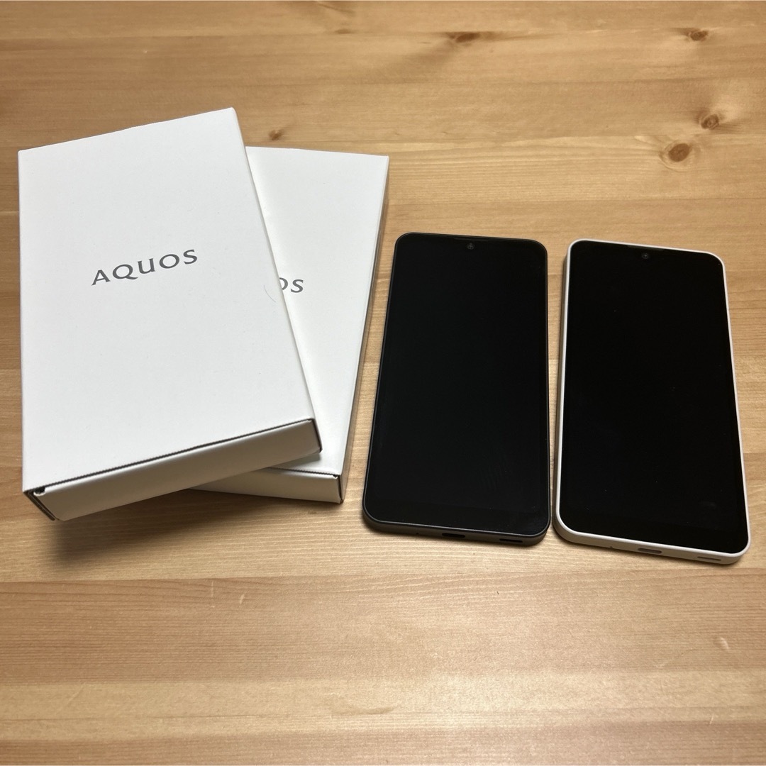 AQUOS(アクオス)の美品SHARP AQUOS wish A104SH 2台 チャコール&アイボリー スマホ/家電/カメラのスマートフォン/携帯電話(スマートフォン本体)の商品写真