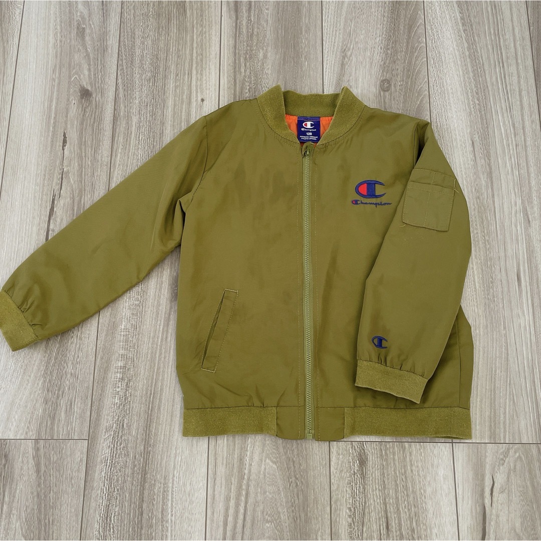 Champion(チャンピオン)の★即購入大歓迎★champion★キッズ　アウター　ジャンパー　120 カーキ キッズ/ベビー/マタニティのキッズ服女の子用(90cm~)(ジャケット/上着)の商品写真