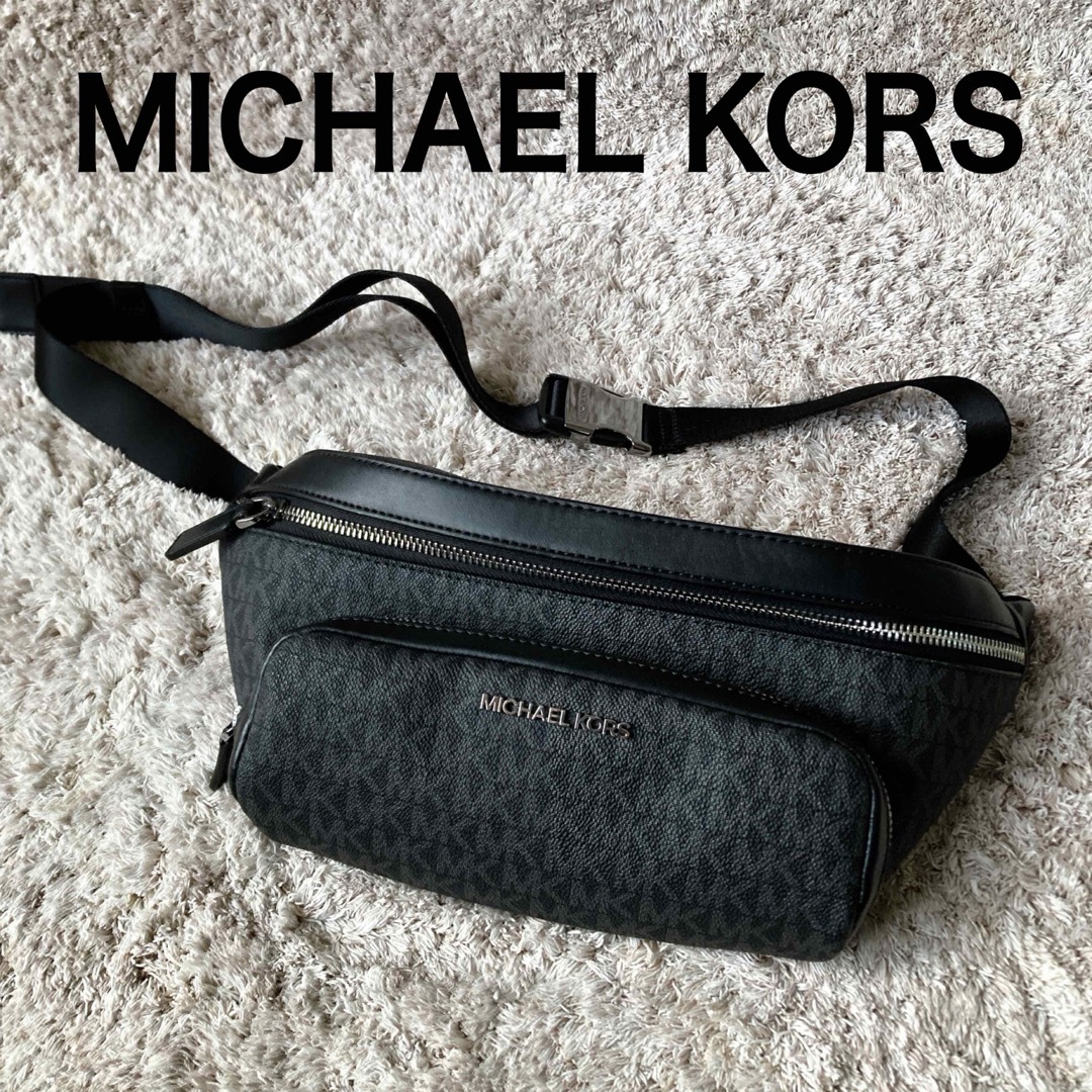 Michael Kors(マイケルコース)の【未使用に近い】マイケルコース シグネチャー  ボディバッグ ブラック メンズのバッグ(ボディーバッグ)の商品写真