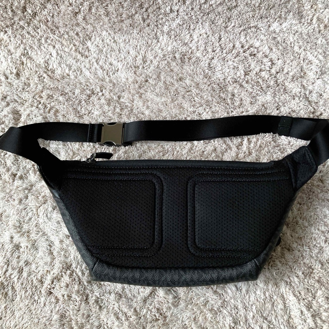 Michael Kors(マイケルコース)の【未使用に近い】マイケルコース シグネチャー  ボディバッグ ブラック メンズのバッグ(ボディーバッグ)の商品写真