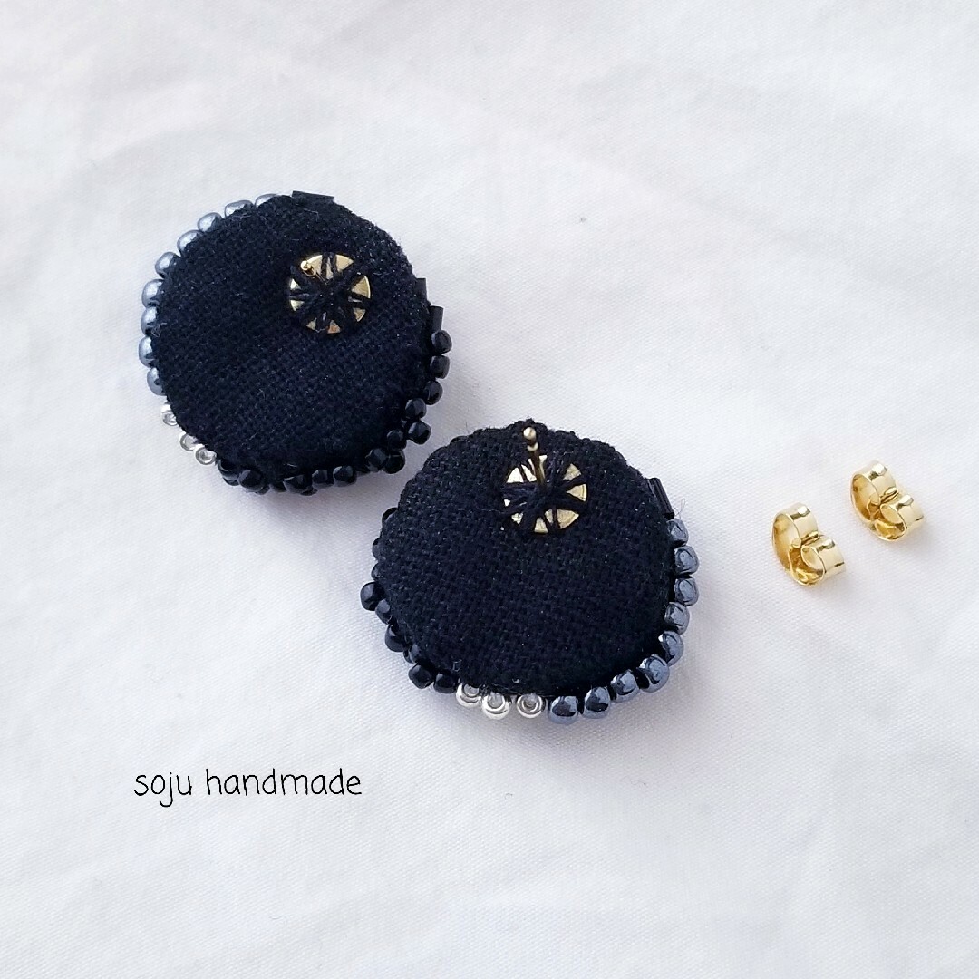 ブラック×シルバーピアス　ビーズ刺繍　ピアス ハンドメイドのアクセサリー(ピアス)の商品写真