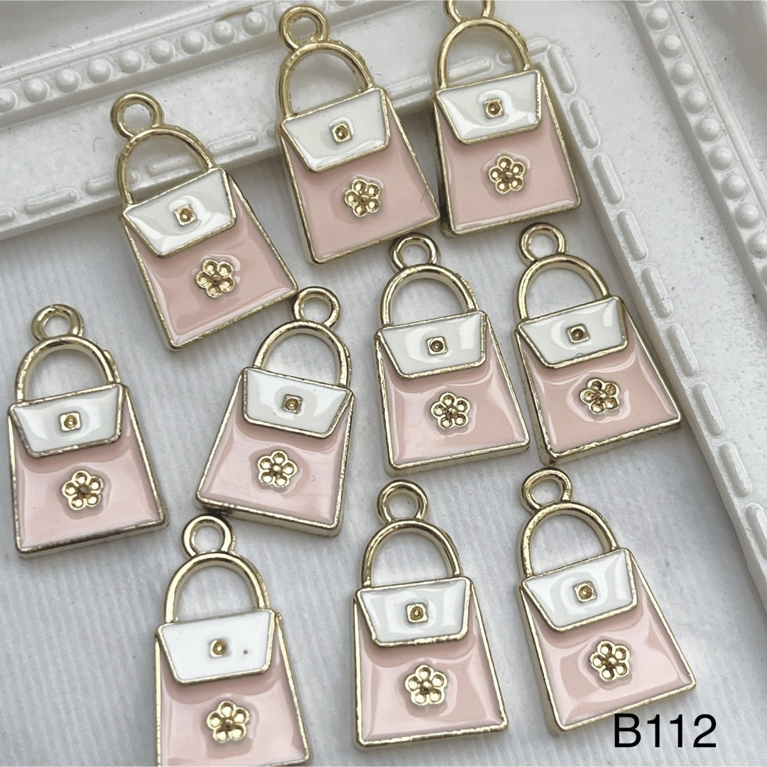 B112★10個　ピンク　お花　バッグ　チャームパーツ ハンドメイドの素材/材料(各種パーツ)の商品写真