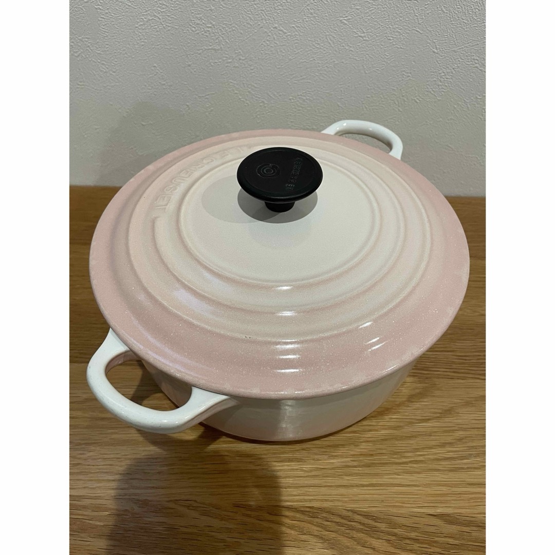 LE CREUSET(ルクルーゼ)のLE CREUSET ルクルーゼ ココットロンド 20 パウダーピンク　pink インテリア/住まい/日用品のキッチン/食器(鍋/フライパン)の商品写真