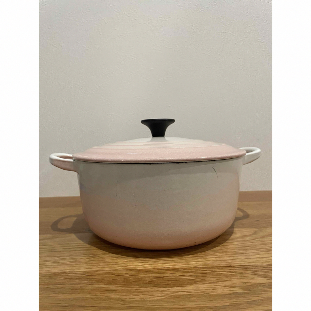 LE CREUSET(ルクルーゼ)のLE CREUSET ルクルーゼ ココットロンド 20 パウダーピンク　pink インテリア/住まい/日用品のキッチン/食器(鍋/フライパン)の商品写真