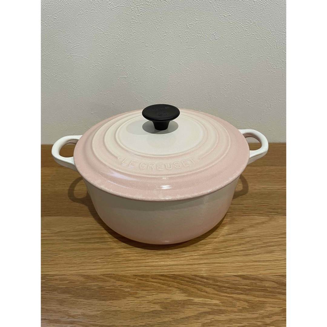 LE CREUSET(ルクルーゼ)のLE CREUSET ルクルーゼ ココットロンド 20 パウダーピンク　pink インテリア/住まい/日用品のキッチン/食器(鍋/フライパン)の商品写真