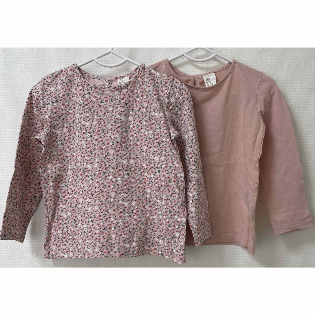 H&M(エイチアンドエム)の長袖 カットソー ピンク花柄 90 〈2枚セット〉 キッズ/ベビー/マタニティのキッズ服女の子用(90cm~)(Tシャツ/カットソー)の商品写真