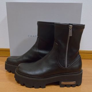 Charles and Keith - チャンキープラットフォーム チェルシーブーツの