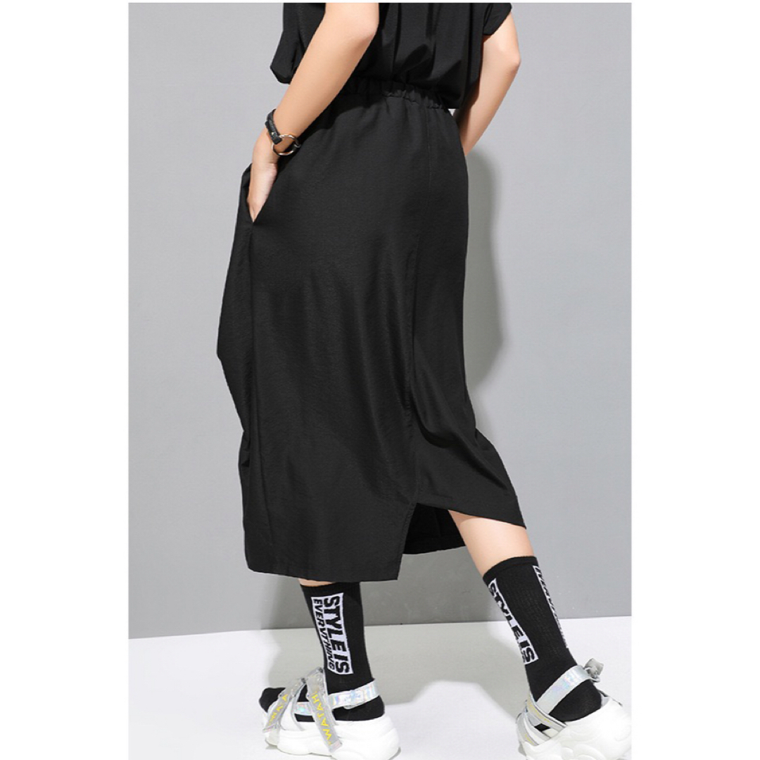 ロング丈　アシメ　スカート  ギャザー付き　ブラック　大きいサイズ レディースのスカート(ロングスカート)の商品写真