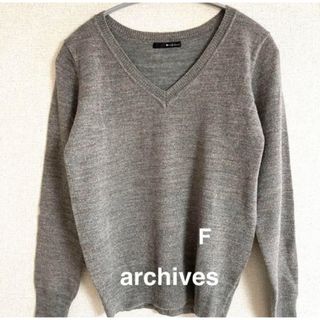 アルシーヴ(archives)の美品　archives アルシーヴ　グレー　ラメ入　ニットVネック　上質セーター(ニット/セーター)