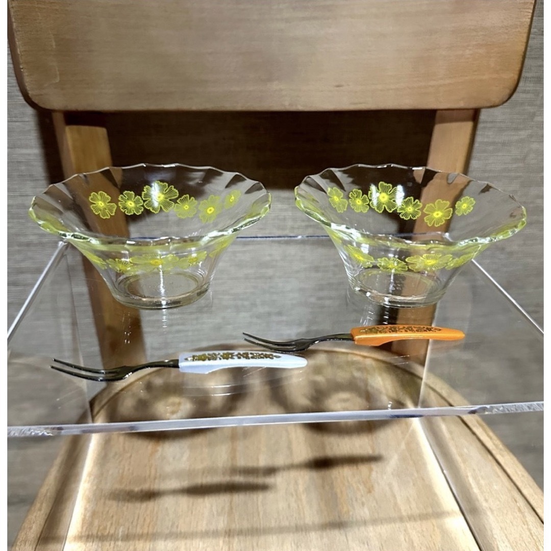 Pyrex(パイレックス)の昭和レトロ　フリルガラス小鉢　花柄ガラスボウル　pyrex ヴィンテージ　セット インテリア/住まい/日用品のキッチン/食器(食器)の商品写真