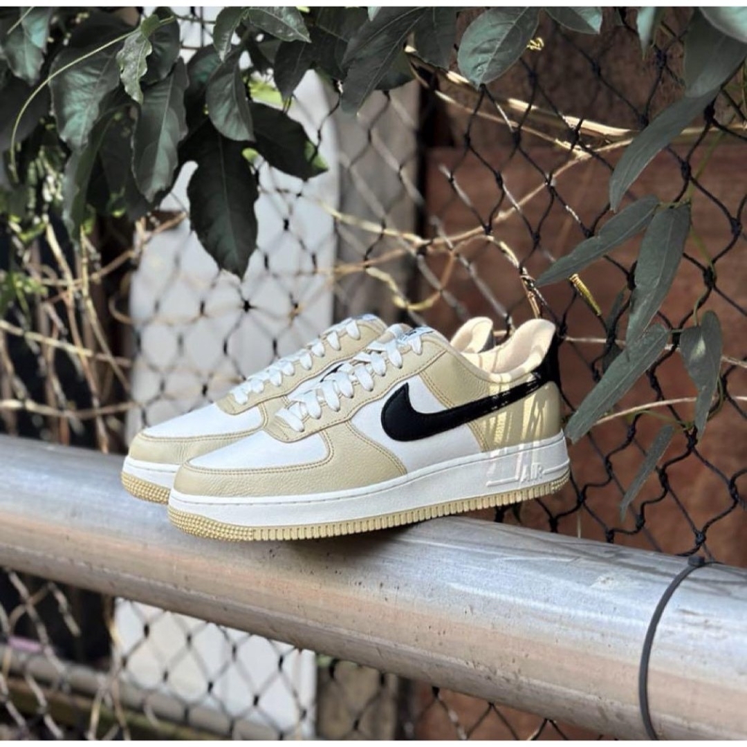 NIKE(ナイキ)のNIKE AIR FORCE 1 TEAM GOLD/BLACK-SAIL メンズの靴/シューズ(スニーカー)の商品写真