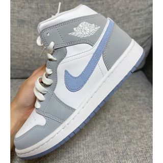 ジョーダン(Jordan Brand（NIKE）)の【新品】Nike WMNS Air Jordan 1 Mid Wolf Grey(スニーカー)