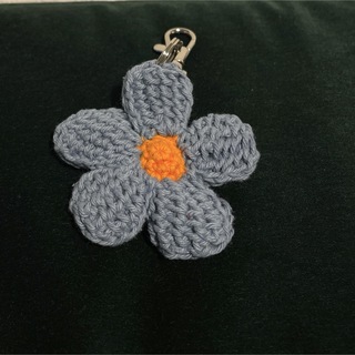 かぎ針編み　お花のキーホルダー(ファッション雑貨)