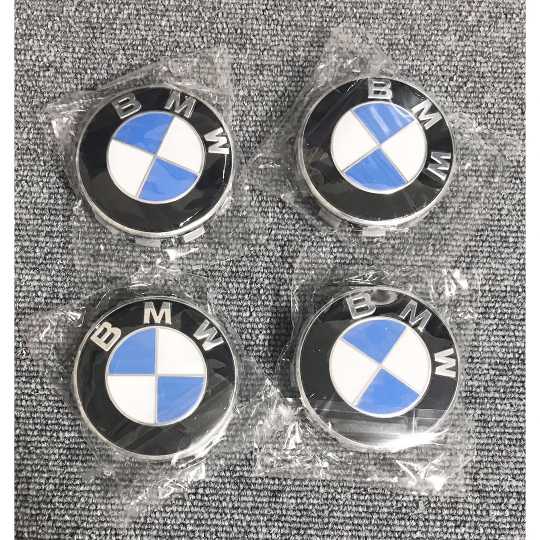 BMW(ビーエムダブリュー)のBMW ホイールセンターキャップ　ハブキャップ　青白　68mm 4個セット 自動車/バイクの自動車(車外アクセサリ)の商品写真