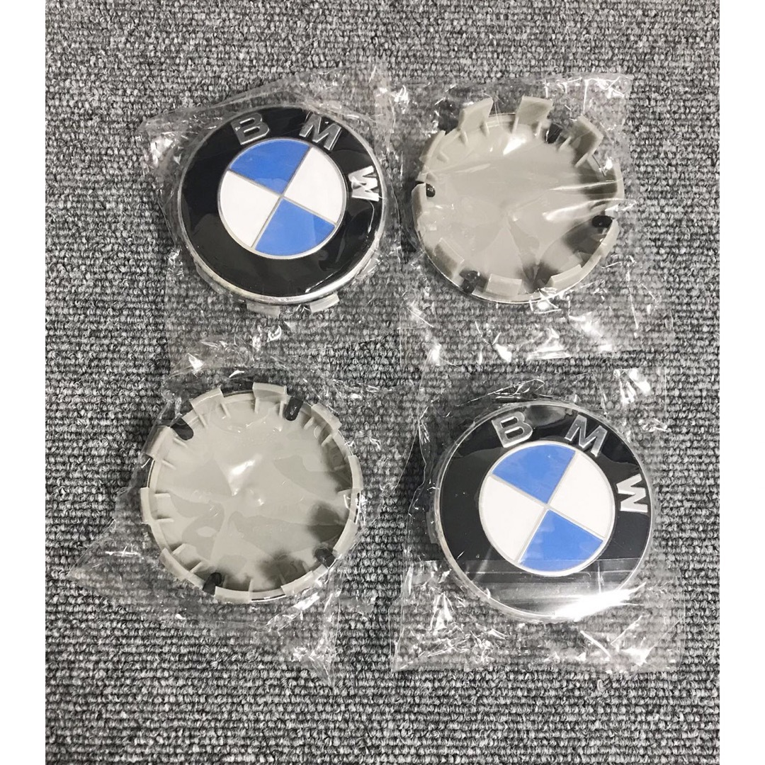 BMW(ビーエムダブリュー)のBMW ホイールセンターキャップ　ハブキャップ　青白　68mm 4個セット 自動車/バイクの自動車(車外アクセサリ)の商品写真