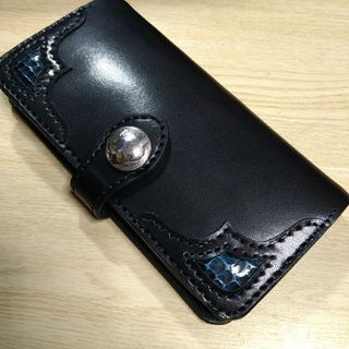 ブルーダイヤモンドパイソン装飾　レザースマホケース プレミアムブラック(Androidケース)