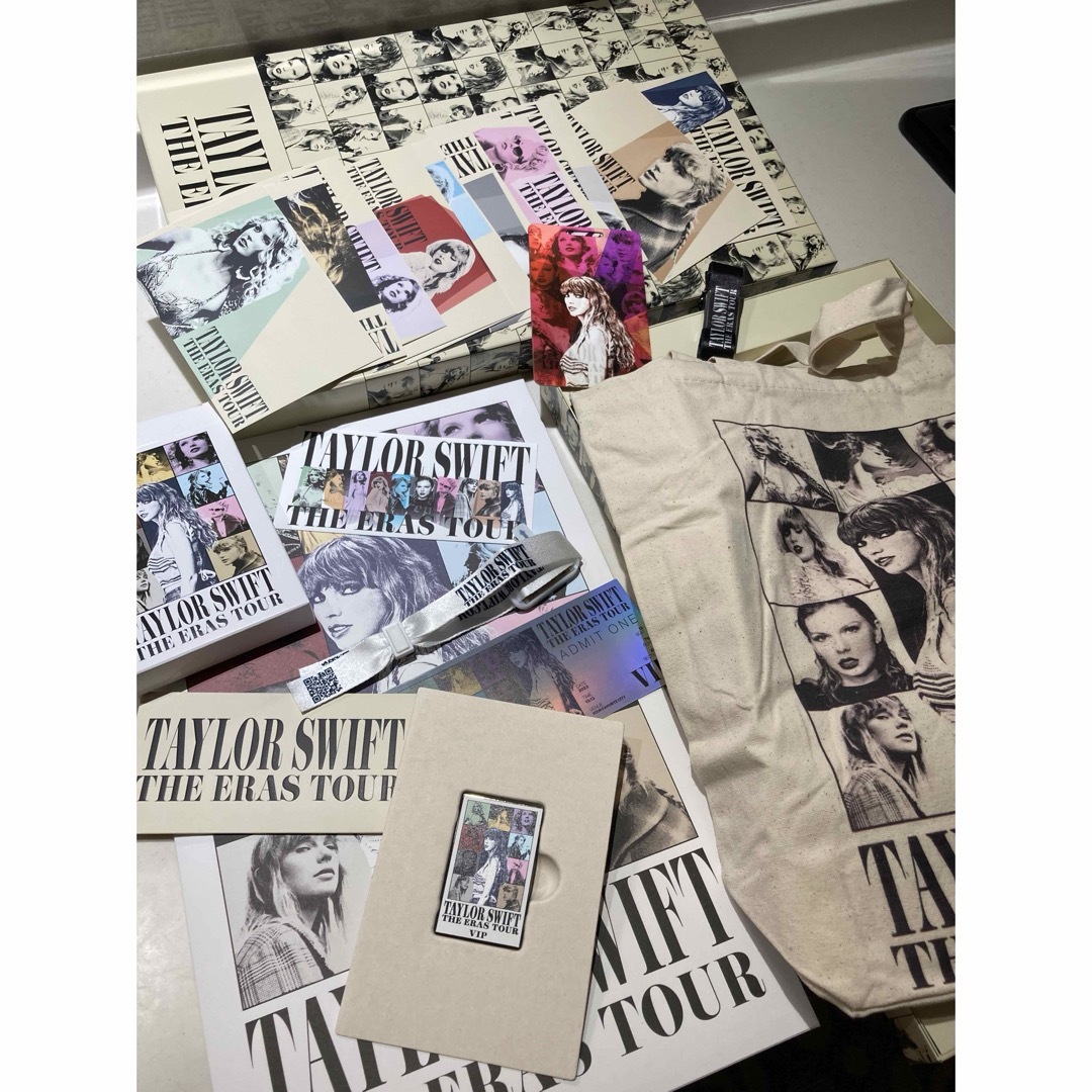 Taylor Swift  VIP限定グッズ　セット エンタメ/ホビーのタレントグッズ(ミュージシャン)の商品写真