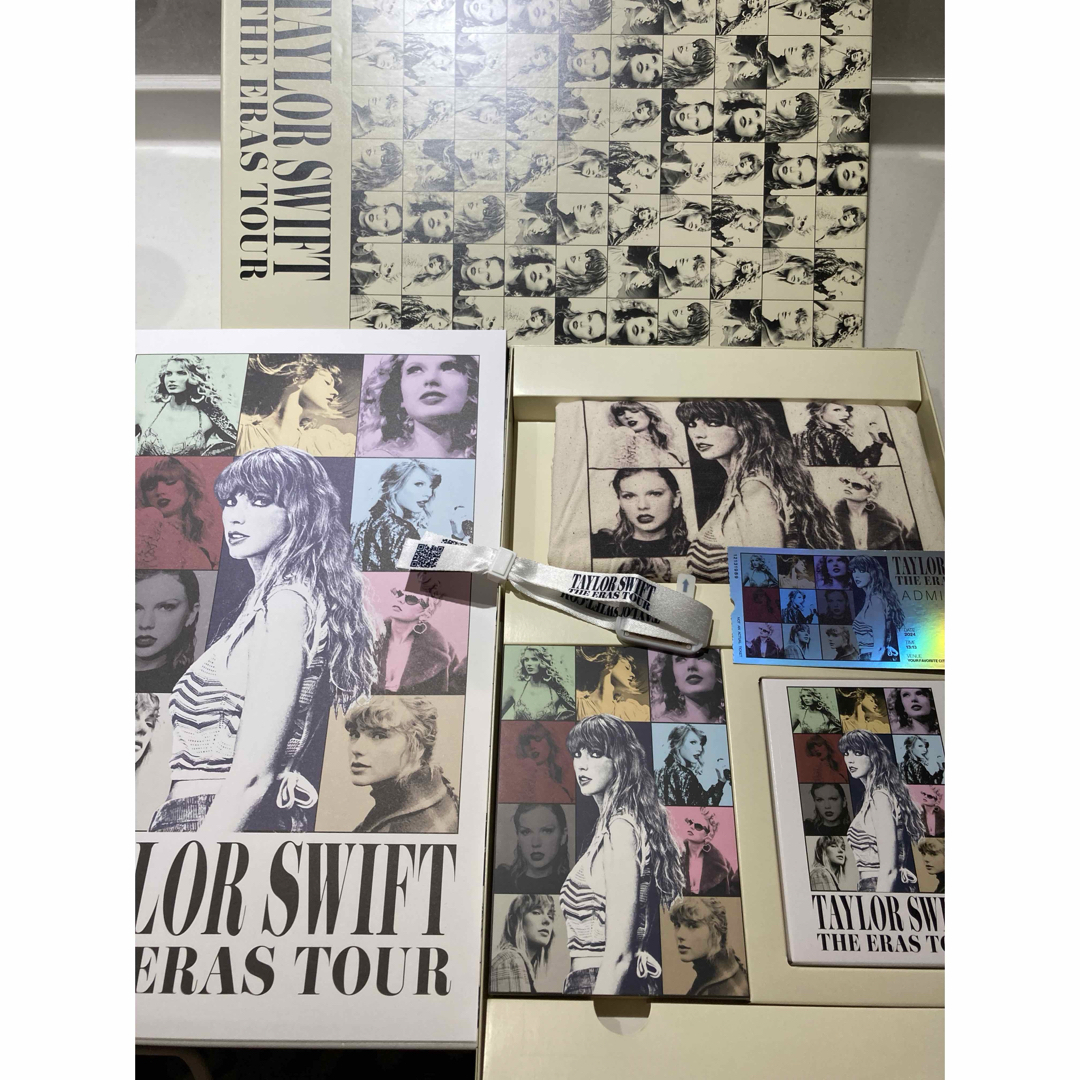 Taylor Swift  VIP限定グッズ　セット エンタメ/ホビーのタレントグッズ(ミュージシャン)の商品写真