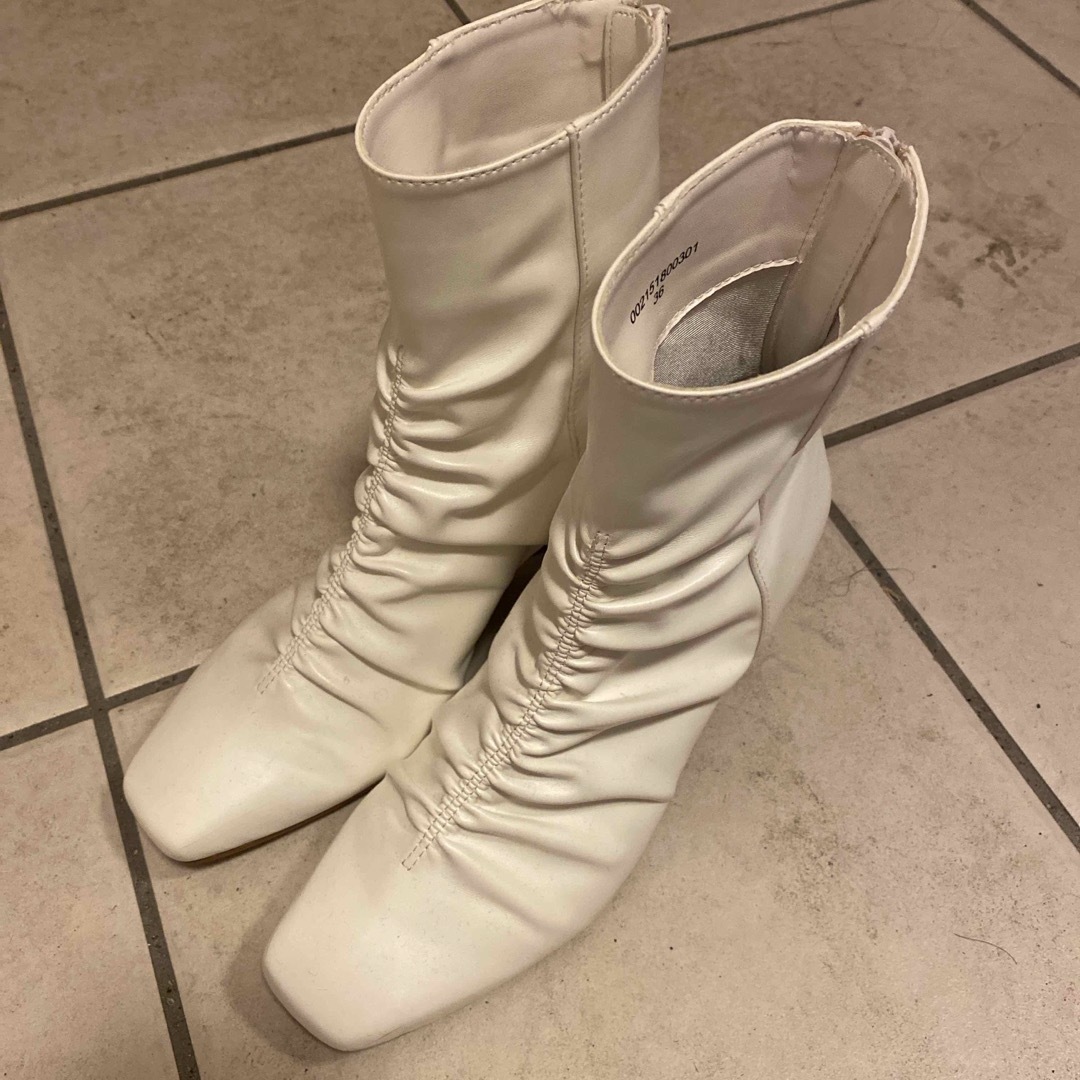 MERCURYDUO(マーキュリーデュオ)のMERCURYDUO ショートブーツ　白　36 レディースの靴/シューズ(ブーツ)の商品写真