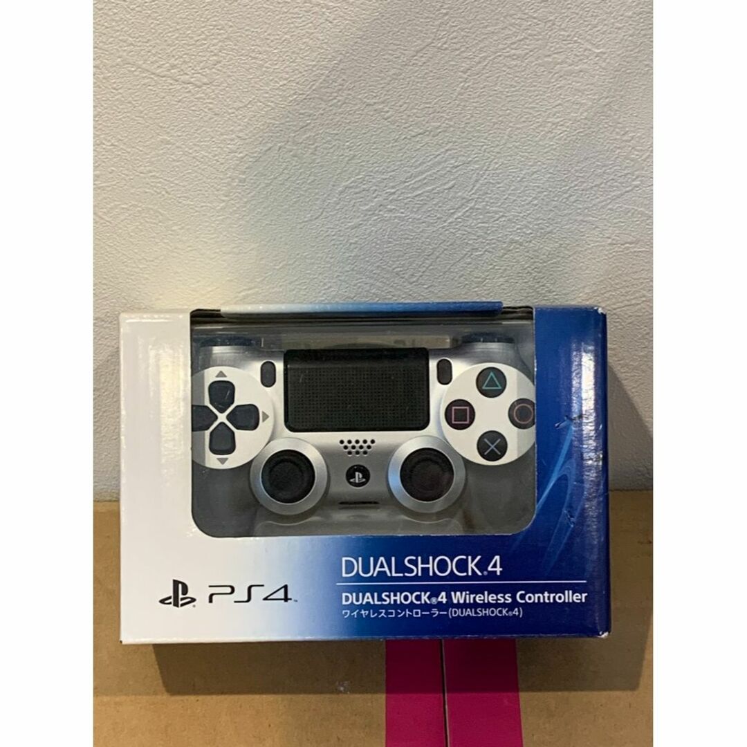 新品 純正PS4 コントローラー  シルバー エンタメ/ホビーのゲームソフト/ゲーム機本体(その他)の商品写真