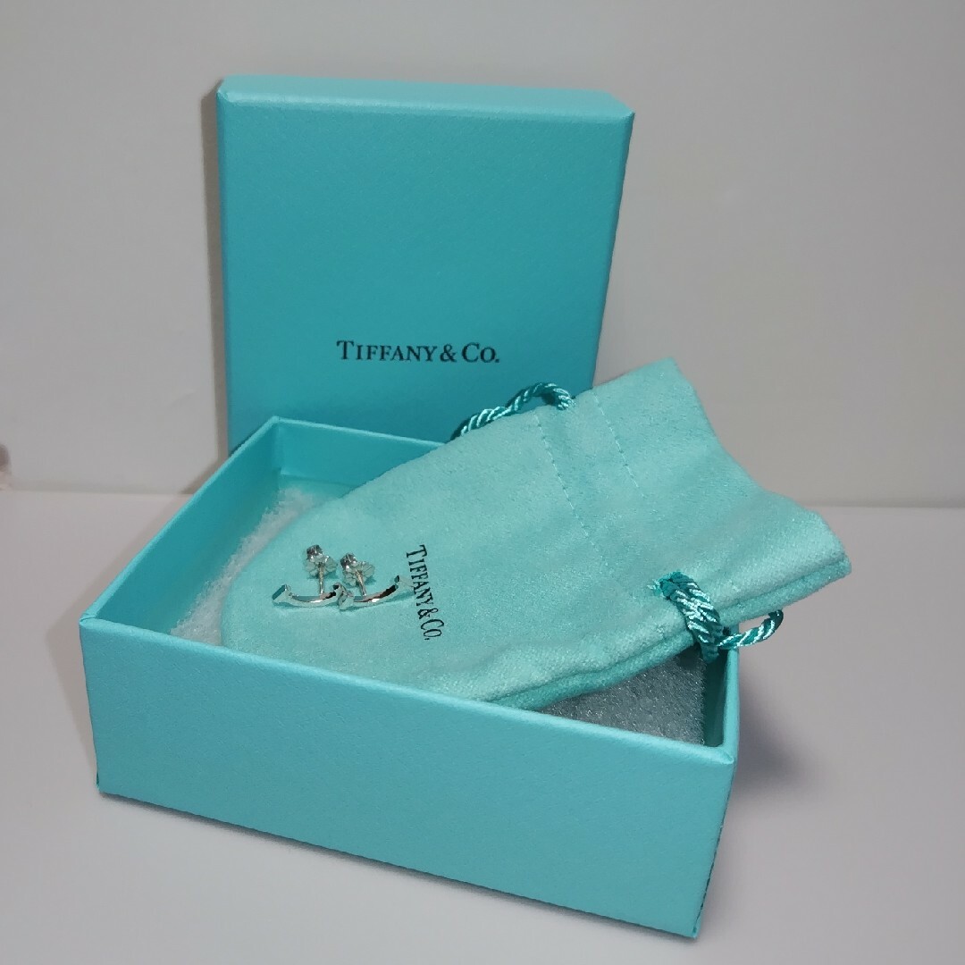 Tiffany & Co.(ティファニー)のTIFFANY ティファニー 750 WG スマイル ピアス レディースのアクセサリー(ピアス)の商品写真