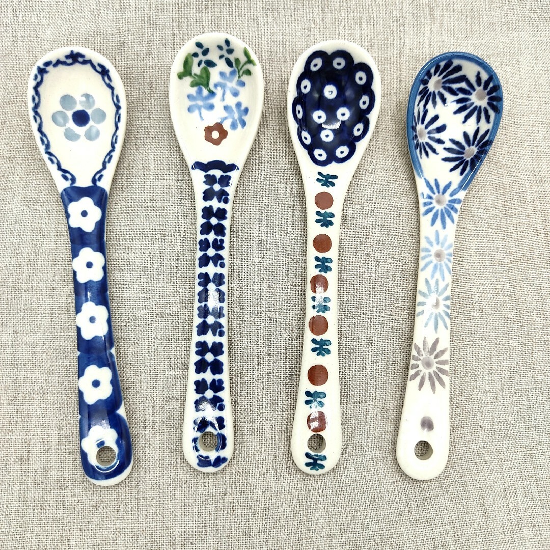 Polish Pottery(ポーリッシュポタリー)のちっちゃなスプーン⑦ 陶器製ティースプーン　赤と青のドットの模様　ポーランド食器 インテリア/住まい/日用品のキッチン/食器(カトラリー/箸)の商品写真