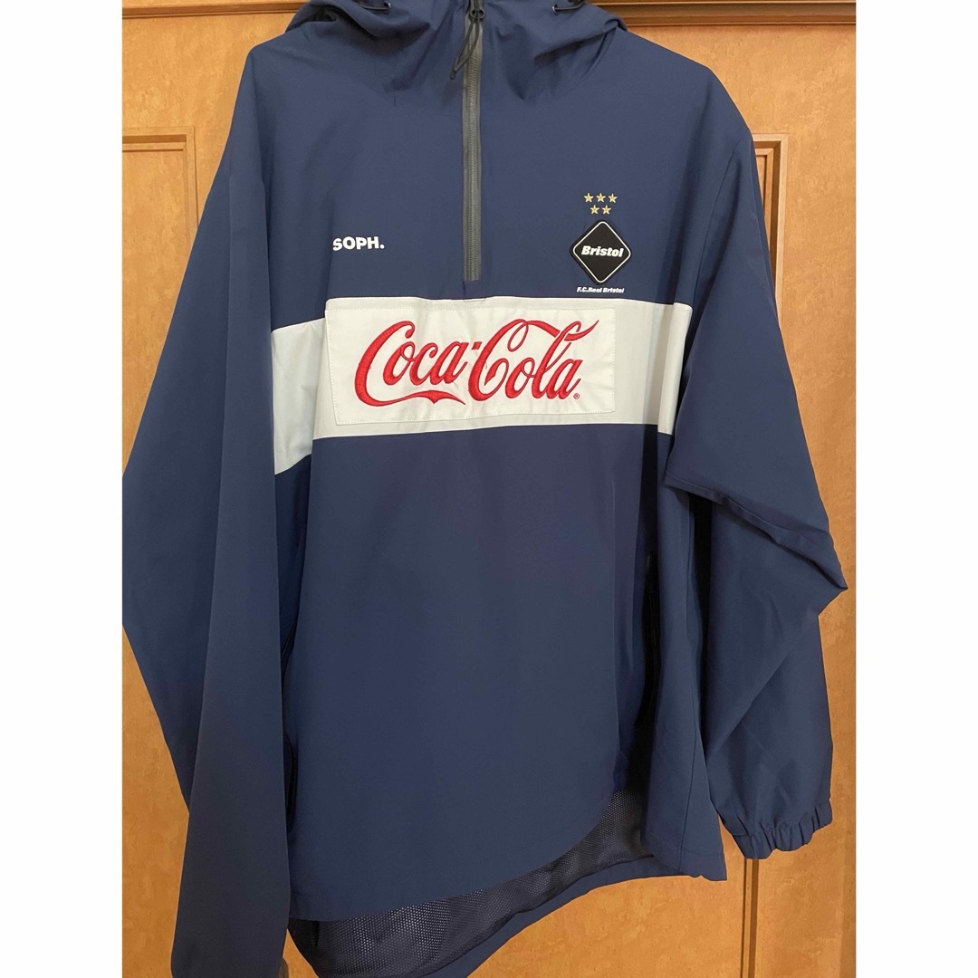 F.C.R.B.(エフシーアールビー)のF.C.R.B.x COCA-COLA HALF ZIP ANORAK メンズのジャケット/アウター(ナイロンジャケット)の商品写真