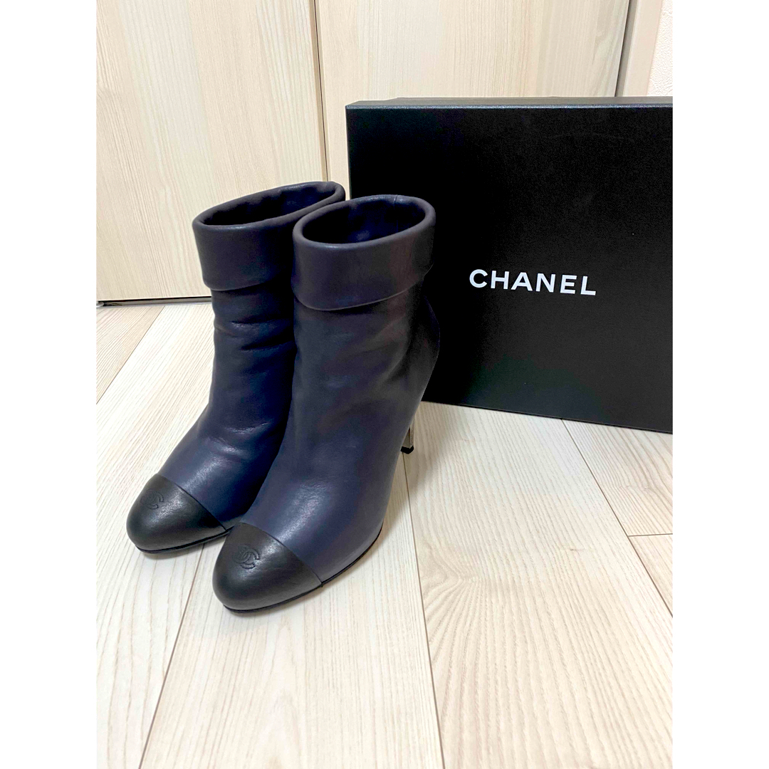 CHANEL(シャネル)のCHANEL シャネル 新品同様 ロゴ ショートブーツ レディースの靴/シューズ(ブーティ)の商品写真